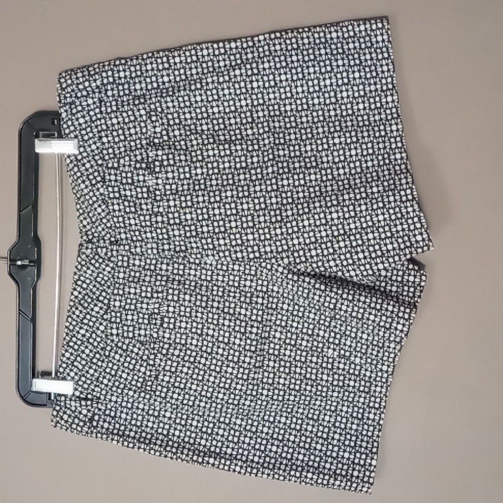 Loft Black/White Patterned Shorts Size 10 - Picture 2 of 5